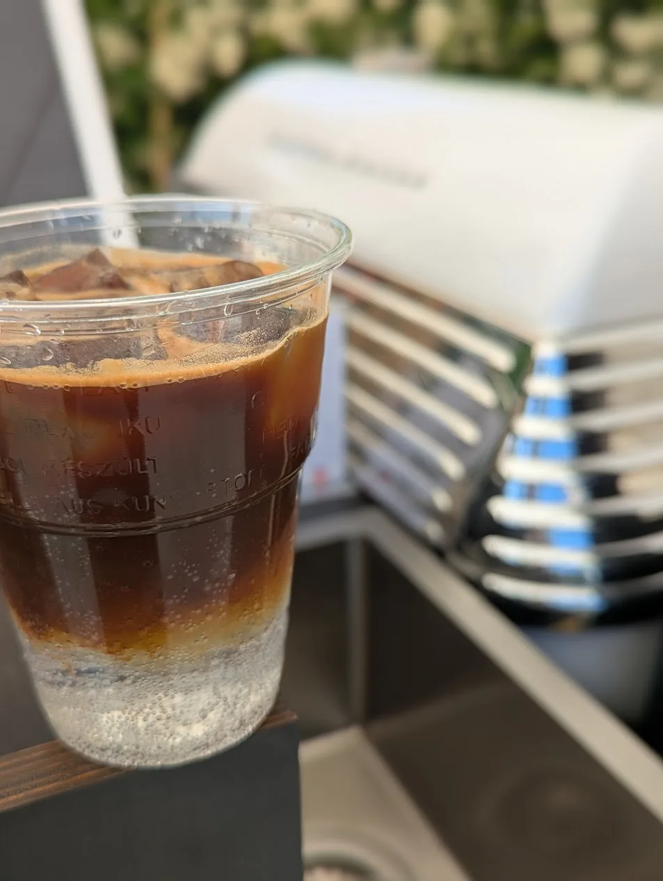 Espresso Tonic mit Eis vor der Siebträgermaschine