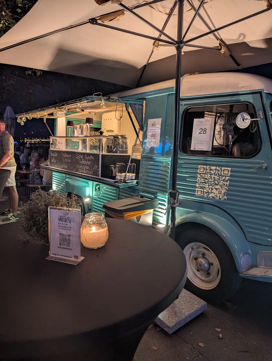 Citroën HY am Abend mit Lichterkette – Foodtruck für die Weihnachtsfeier