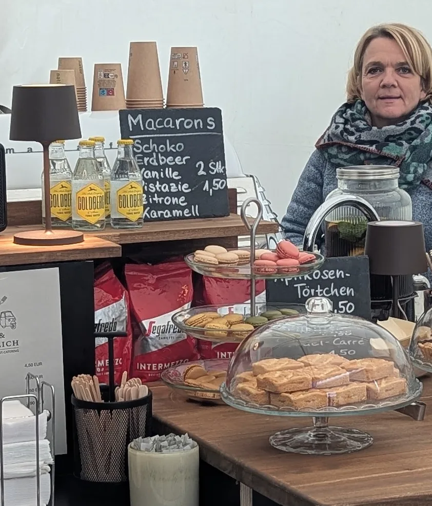 Macarons und Gebäck an der Kaffeebar, dahinter Dorothee