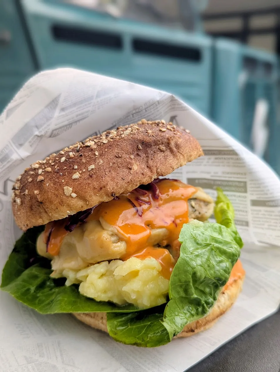 Karl & Köstlich Maultaschenburger mit Kartoffelsalat, Salat und Sauce im Bun